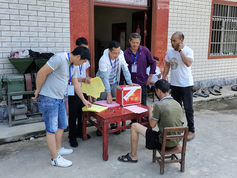 工作队员黄加文向村民讲解出席天峨县人大会议代表选举工作细则_副本.jpg