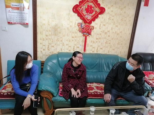 2.与慰问家属亲切交谈中_副本.jpg